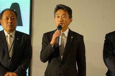 セレモニーで挨拶する薄理事長