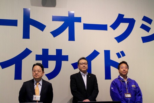 セレモニーに並ぶ荒井会長（左）、東京スバル安達取締役中古車部長（中央）、尾籠支店長（右）