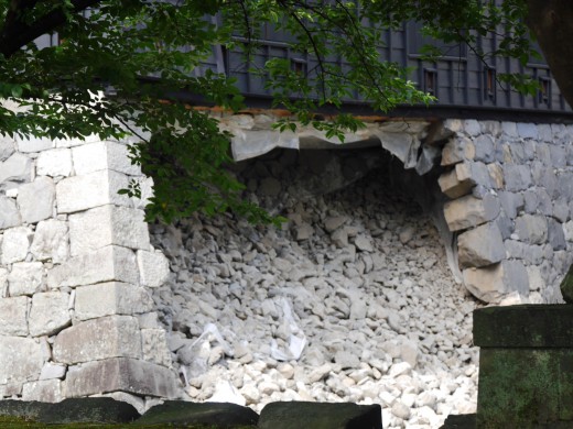 石垣の崩落など、熊本城には自身の爪痕が多数残る