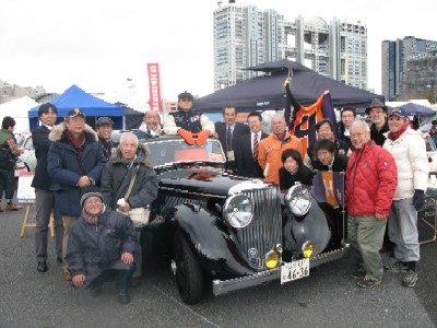 クルマ好きのオヤジ達と若者達が1938年式ジャガーを囲んで