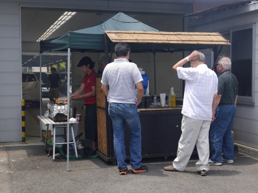 会場には屋台を特設、焼き鳥やかき氷などを振る舞った