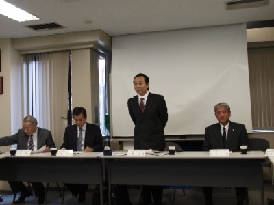 説明会に臨むNGP執行部（右から2人目が大橋理事長）