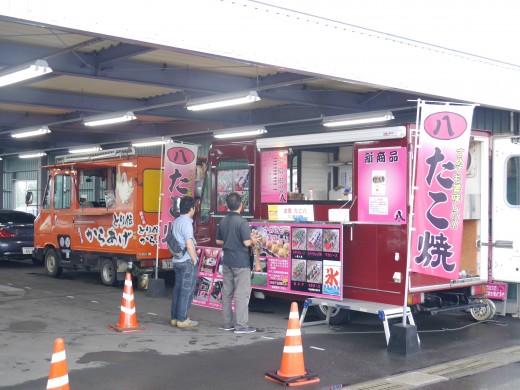 会場内にはたこ焼や唐揚げの屋台が出店