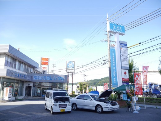 広い敷地を持ち、トータルカーライフを提供する（写真左奥は大進モーター）