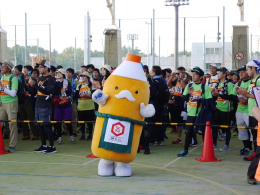 スタート地点では七福醸造のゆるキャラ「白だっしー」も応援