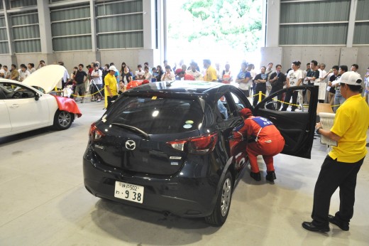 実車競技会場には多数の来場者が集まり、熱戦を見守った