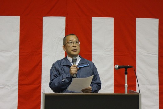 挨拶に立つ水野会場長