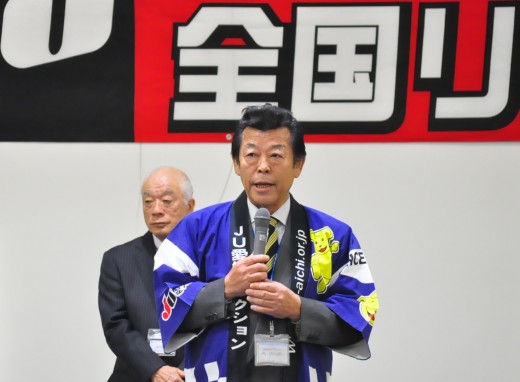 挨拶に立つ加藤勝義理事長