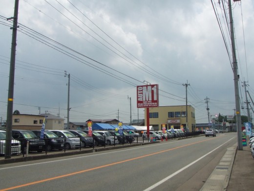 国道105号線沿の両側500Mに渡る展示場。（東側）地元ではエムワン街道と呼ばれている。