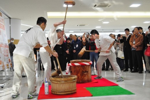 中谷堂による、高速餅つきの様子