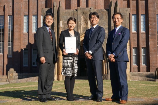 写真左から、東京大学大学院学際情報学府田中秀幸教授、東京大学大学院渋谷遊野さん、PROTO総研所長・宗平光弘常務、PROTO総研上級主任研究員・清水茂代司取締役