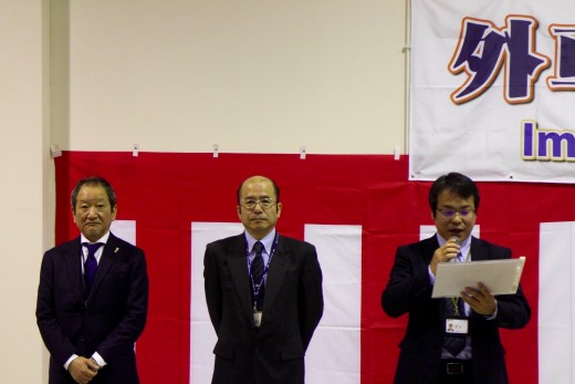 挨拶に立つ早原副社長（中央）、小貫取締役（左）、柴野取締役会場長（右）