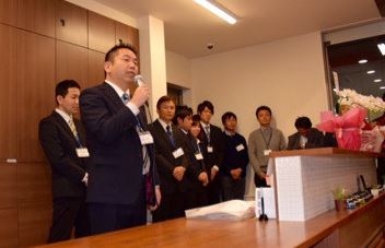 関係者に謝辞を述べる江田大介社長