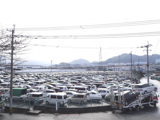 出品台数２５００台超を集め会場前ヤードは満車に