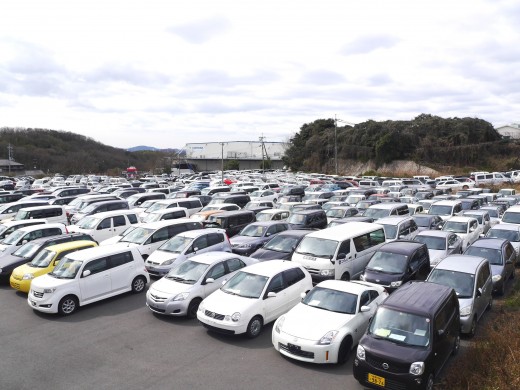 ヤードには出品車が所狭しと並んだ