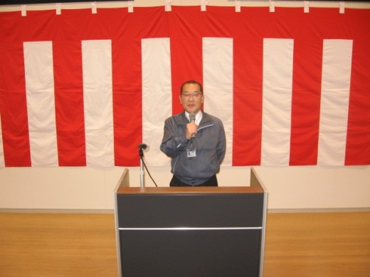 挨拶に立つ水野会場長