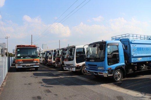 会場を埋め尽くす出品車