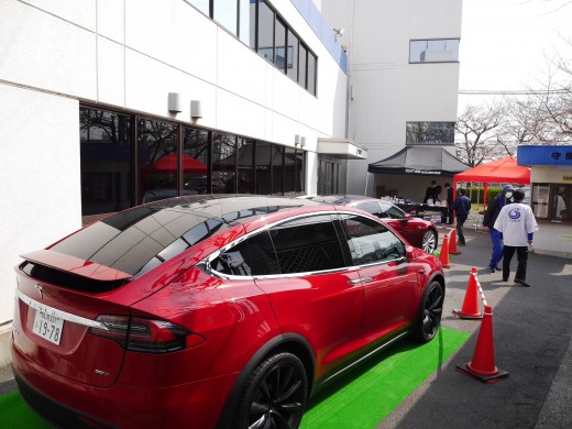 米テスラ社のＥＶ２台を展示