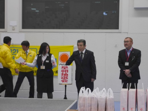 ＪＵ佐賀の西村理事長が抽選を行った