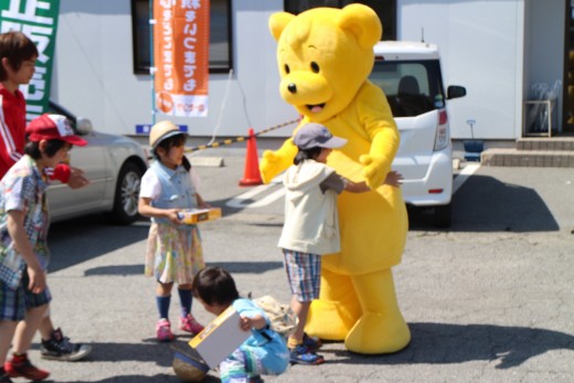 子ぐまのマーくんに集まる子どもたち