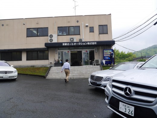 会場前にはメルセデス・ベンツなど高級車が並ぶ