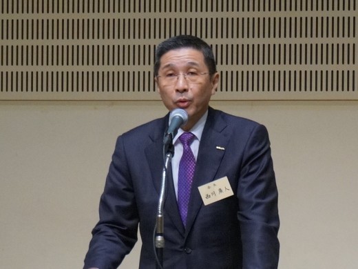 総会冒頭で挨拶する西川廣人会長