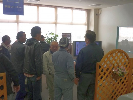 セリ中も地震速報に見入る会員