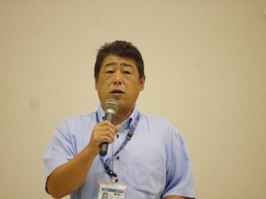 セリ開始前のセレモニーで挨拶する廣瀬上席次長