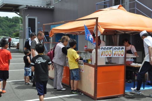 やきそばやフランクフルトの屋台も出店