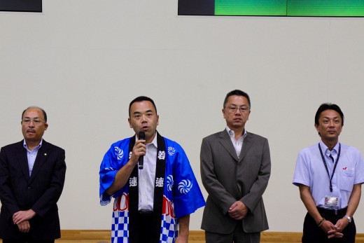 挨拶に立つ斉藤青年部会長