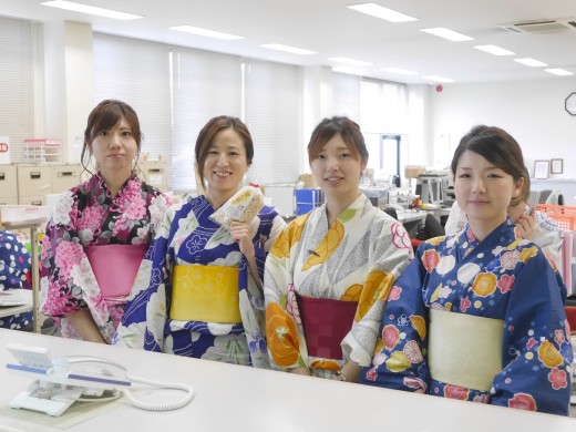 女性スタッフが浴衣姿で会員を迎えた