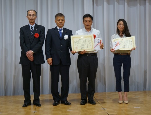 サマーキャンペーン表彰式（取扱高部門） 第1位　トーサイアポ（株）　（表彰状・左） 第2位　中嶋自動車工業（株）（表彰状・右）