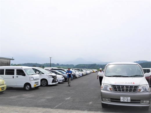 出品ヤードには出品車を下見する多数の会員の姿