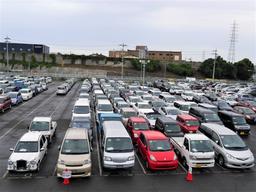 ヤードには多数の出品車が並んだ