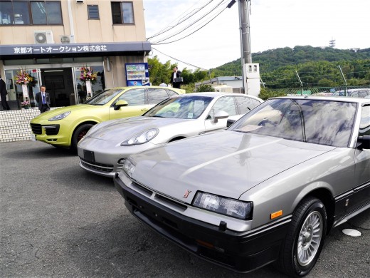 会場玄関前には高額車や希少車が並ぶ