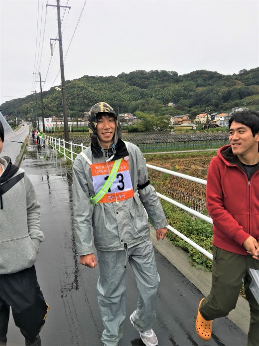 雨の中、一歩一歩踏み出しゴールを目指した