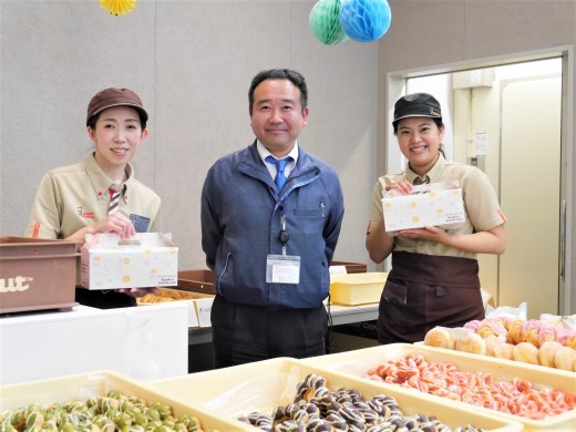 イベントコーナーではスタッフらが笑顔で会員を迎える