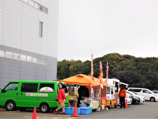 会場正面玄関前には屋台コーナー（１月９日）