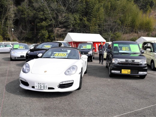 高級輸入車から軽自動車まで幅広く展示