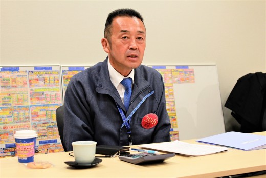 記者会見で抱負を語る菅田会場長