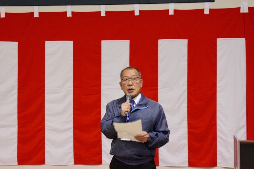 挨拶に立つ水野会場長