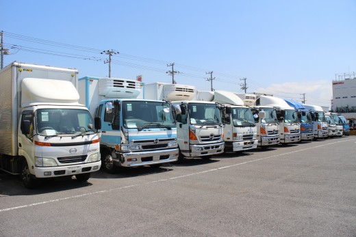 会場に並ぶ日野ディーラー出品車