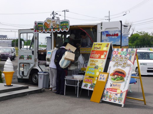 会場前にキッチンカー「坊ちゃん本舗」が来場した