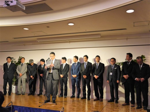 懇親会の冒頭、東会長・理事長が全役員を紹介した