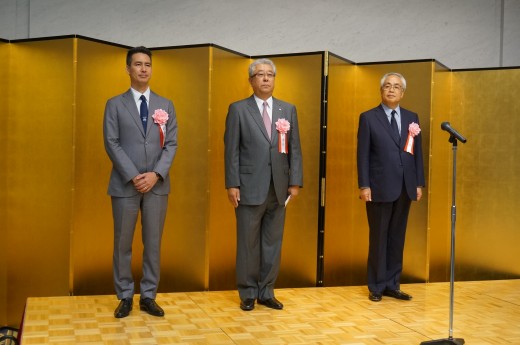 新副会長が紹介された（写真左から、川鍋一朗副会長、小関眞一副会長、三澤憲一副会長）