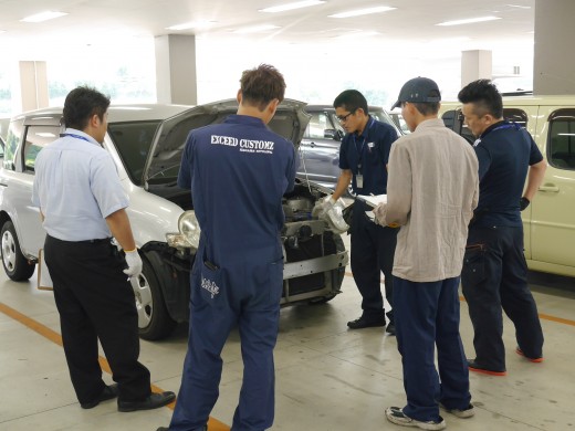 自社検査員が実習車を用いて講習