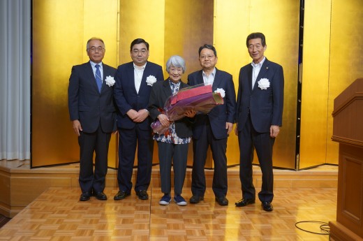 協会設立に尽力した松尾社長（中古車ガイド）に花束が贈呈された