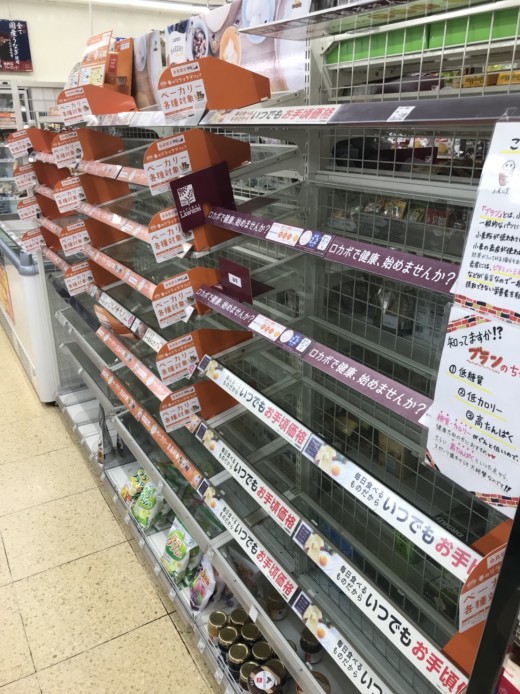 飲料水や食料の買い占めも問題に