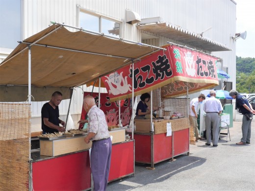 会場内には屋台も出店し賑やか