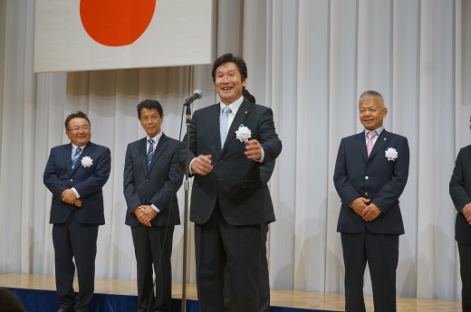 閉会の辞を述べる添野筆頭副理事長